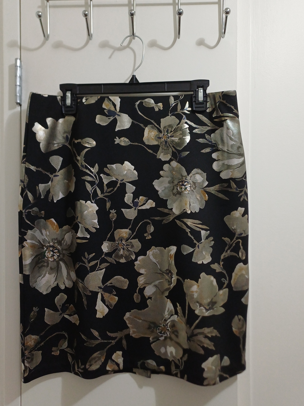 New Never Worn Roz & Ali Black Midi Skirt L (14) with Silver Gold Floral Print